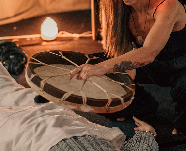 desde-atras-vista-mujer-en-el-campo 1
