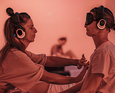 mujer-joven-estirandose-y-preparandose-para-hacer-ejercicio-al-aire-libre 1