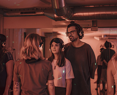 nina-feliz-en-auriculares-escucha-musica-en-casa 1