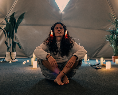 una-mujer-hace-yoga-junto-con-su-grupo-al-aire-libre 1